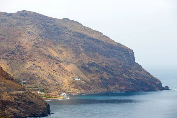 Praia de Gaviotas e estrada para San Andres em Tenerife, Ilhas Canárias, Espanha — Fotografia de Stock