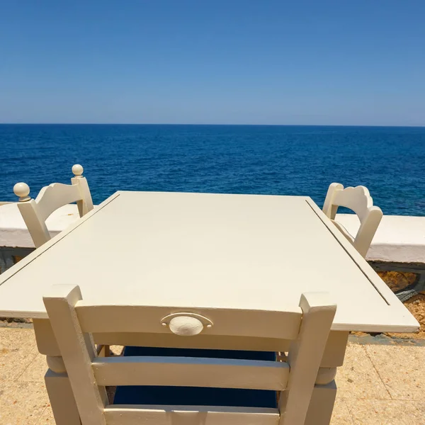 Café grego vazio na ilha de Creta, Grécia — Fotografia de Stock