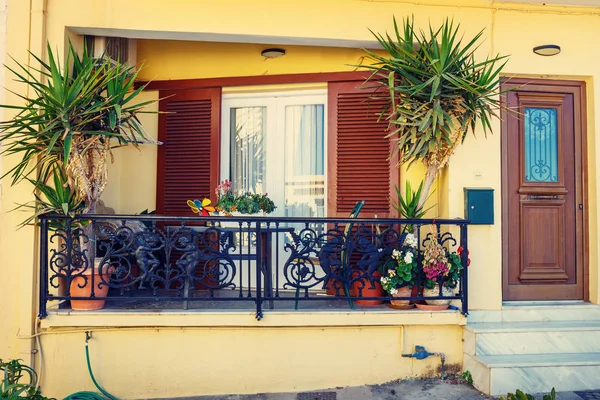 Bloemen in potten op het terras van het huis — Stockfoto