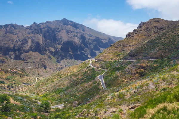 Ruta en las montañas cerca del pueblo de Masca en la isla de Tenerife, España — Foto de Stock