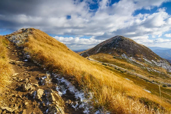 Sentiero a piedi in montagna Bieszczady in Polonia — Foto Stock