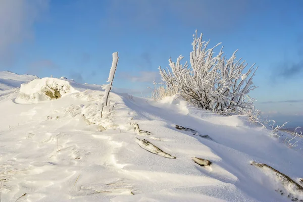 Téli hegyi táj Bieszczady-hegység, Dél-Kelet-Lengyelország — Stock Fotó