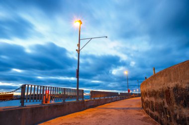 Liman ve deniz feneri Kolobrzeg, Batı Pomeranya, Polonya gece görünümü