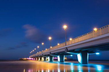 Beton iskelesi Kolobrzeg, gün batımında atış uzun pozlama