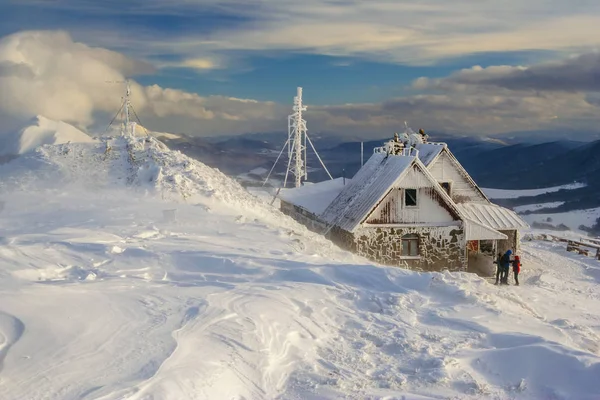 Paysages de montagne d'hiver dans les montagnes de Bieszczady, Sud-Est de la Pologne — Photo