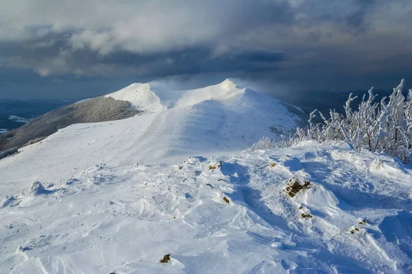 在 Bieszczady 山，南波兰东部山冬景 — 图库照片