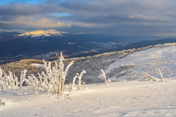 在 Bieszczady 山，南波兰东部山冬景 — 图库照片