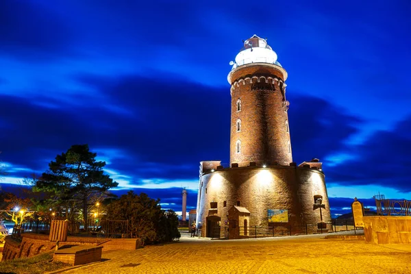 Ночной вид на гавань и маяк в Колобжеге, Западная Померания, Польша — стоковое фото