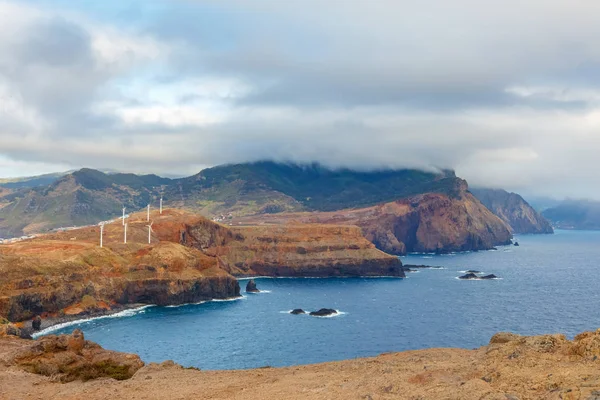 Falésias na Ponta de São Lourenco. Cabo é o ponto mais oriental da ilha da Madeira — Fotografia de Stock