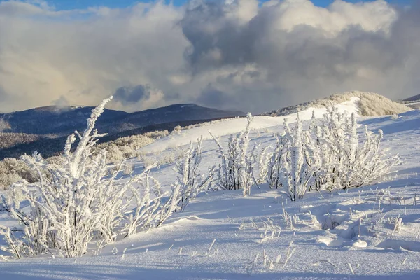 Zimní horské scenérie v Bukovské vrchy, Jižní východní Polsko — Stock fotografie