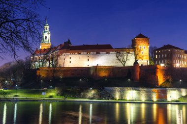 Wawel Kalesi akşam Krakow yansıması nehre, Polonya ile. Uzun süreli pozlama