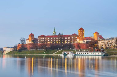 Wawel Kalesi akşam Krakow yansıması nehre, Polonya ile. Uzun süreli pozlama
