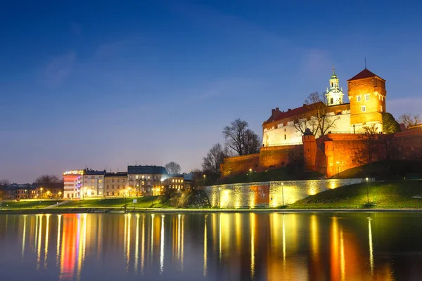 Вавельский замок вечером в Кракове с отражением в реке, Польша. Долговременная экспозиция — стоковое фото