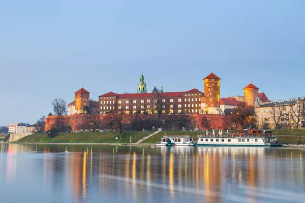 Wawel-kasteel in de avond in Krakau met reflectie in de rivier, Polen. Lange tijd blootstelling — Stockfoto