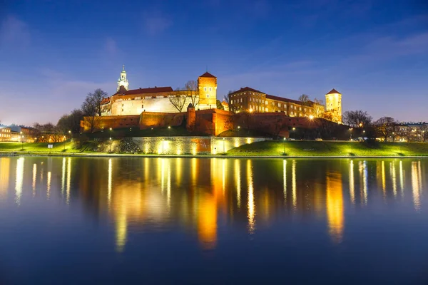 Το κάστρο της Κρακοβίας το βράδυ Κρακοβία με αντανάκλαση στο ποτάμι, Πολωνία. Μακρύ χρόνο έκθεσης — Φωτογραφία Αρχείου