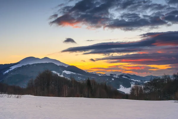 Beau paysage hivernal dans les montagnes. Lever de soleil — Photo