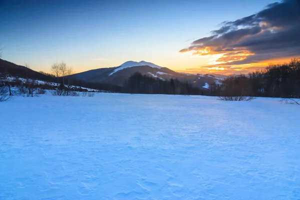 Beau paysage hivernal dans les montagnes. Lever de soleil — Photo