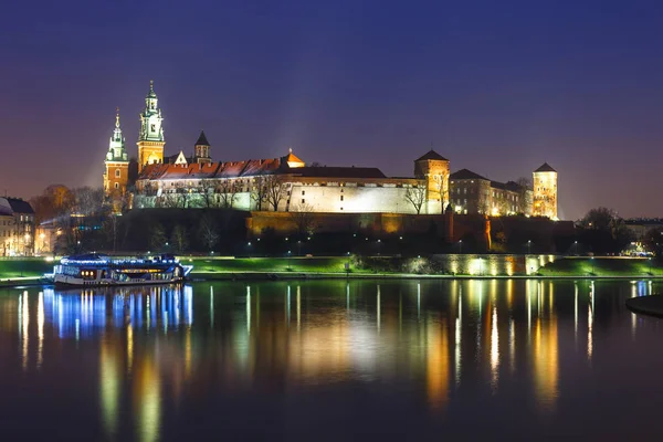 Το κάστρο της Κρακοβίας το βράδυ Κρακοβία με αντανάκλαση στο ποτάμι, Πολωνία. Μακρύ χρόνο έκθεσης — Φωτογραφία Αρχείου