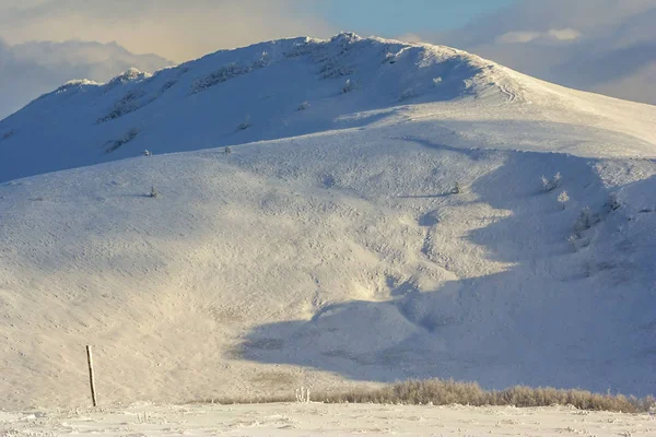 Zimowej scenerii górskiej w Bieszczadach, w południowej Polsce — Zdjęcie stockowe