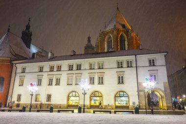 Krakow, Polonya - 02 Ocak 2017: Gece görüş-in Krakow, Polonya için küçük bir Pazar. Eski şehir unesco mirası listelenen Cracow