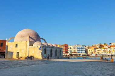Hanya Girit - 25 Maj, 2016: Sabah görünümü Chania, Yunanistan eski liman. Hanya Girit ikinci büyük kentidir