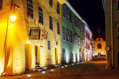 Sighisoara, Romanya - 07 Temmuz 2015: Tarihi kent Sighisoara gece manzarası. Hangi şehirde Vlad Tepes, Drakula doğdu