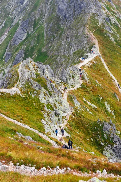 Montagnes Tatra, Pologne - 22 août 2015 : Groupe de touristes marchent jusqu'au sommet de la Wierch Szpiglasowy dans les montagnes Tatra — Photo
