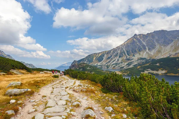 Montañas Tatra, Polonia - 10 de septiembre de 2017: grupo de personas haciendo senderismo en el valle de los Cinco Lagos en las Montañas Tatra, Polonia — Foto de Stock