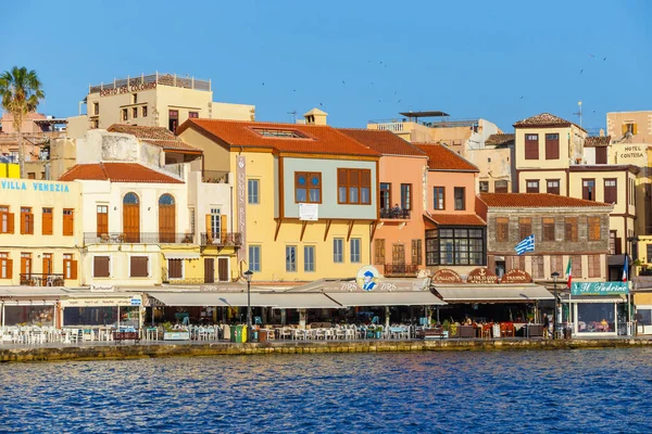 Χανιά, Κρήτη - 25 Μαΐου, 2016: Πρωί θέα στο παλιό λιμάνι στα Χανιά, Ελλάδα. Τα Χανιά είναι η δεύτερη μεγαλύτερη πόλη της Κρήτης — Φωτογραφία Αρχείου