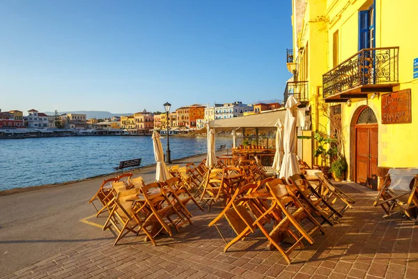 Chania, Crete - 25 Maj, 2016: Morning view of the old port in Chania, Greece. Chania is the second largest city of Crete — Stock Photo, Image