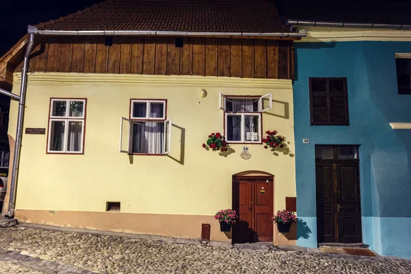 SIGHISOARA, ROMÉNIA - 07 de julho de 2015: Vista noturna da cidade histórica de Sighisoara. Cidade em que nasceu Vlad Tepes, Drácula — Fotografia de Stock