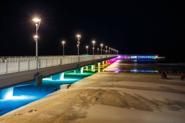 Beton iskelesi Kolobrzeg, gün batımında atış uzun pozlama