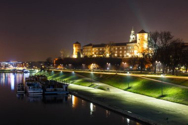 Wawel Kalesi akşam Krakow yansıması nehre, Polonya ile. Uzun süreli pozlama