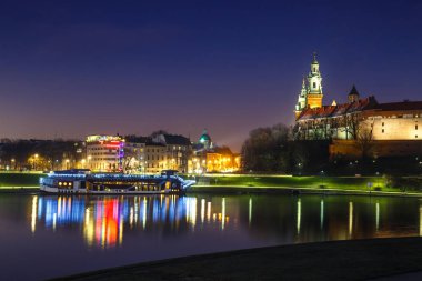 Wawel Kalesi akşam Krakow yansıması nehre, Polonya ile. Uzun süreli pozlama