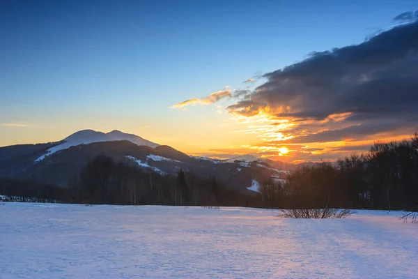 Vackert vinterlandskap i fjällen. Soluppgång — Stockfoto