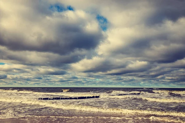 Bulutlu gökyüzü, Baltık Denizi ile sarı kumsal — Stok fotoğraf