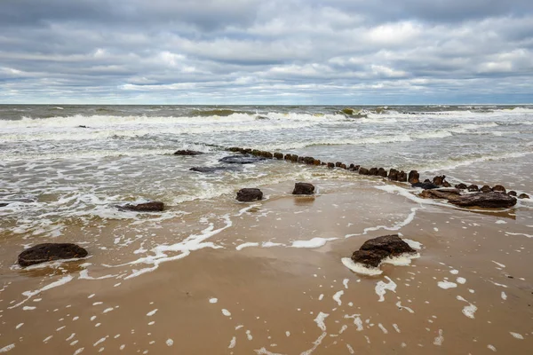 Playa de arena amarilla con cielo nublado, Mar Báltico —  Fotos de Stock