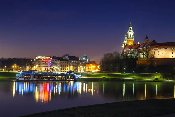 Castello di Wawel la sera a Cracovia con riflessione nel fiume, Polonia. Lunga esposizione — Foto Stock