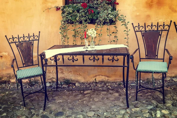 テーブルと椅子はビンテージの外観のカフェで — ストック写真