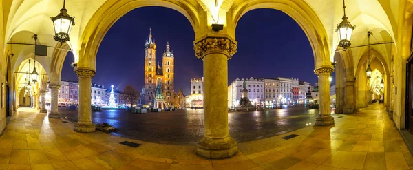 Panoramisch uitzicht van Sukiennice en St. Mary's kerk in de nacht in Krakau, Polen — Stockfoto