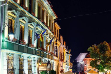 Sighisoara, Romanya - 07 Temmuz 2015: Tarihi kent Sighisoara gece manzarası. Hangi şehirde Vlad Tepes, Drakula doğdu