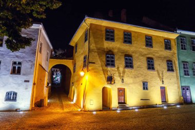 Sighisoara, Romanya - 07 Temmuz 2015: Tarihi kent Sighisoara gece manzarası. Hangi şehirde Vlad Tepes, Drakula doğdu