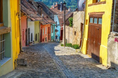 Sighisoara, Romanya - 08 Temmuz 2015: tanımlanamayan turist tarihi kent Sighisoara yürüme. Hangi şehirde Vlad Tepes, Drakula doğdu