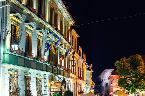 SIGHISOARA, RUMANIA - 07 DE JULIO DE 2015: Vista nocturna de la histórica ciudad de Sighisoara. Ciudad en la que nació Vlad Tepes, Drácula — Foto de Stock