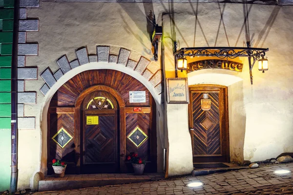 SIGHISOARA, ROMANIA - 07 LUGLIO 2015: Vista notturna della città storica di Sighisoara. Città in cui è nato Vlad Tepes, Dracula — Foto Stock