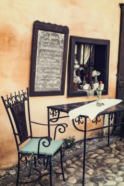 masa ve sandalyeler bir kafede, vintage bir görünüm