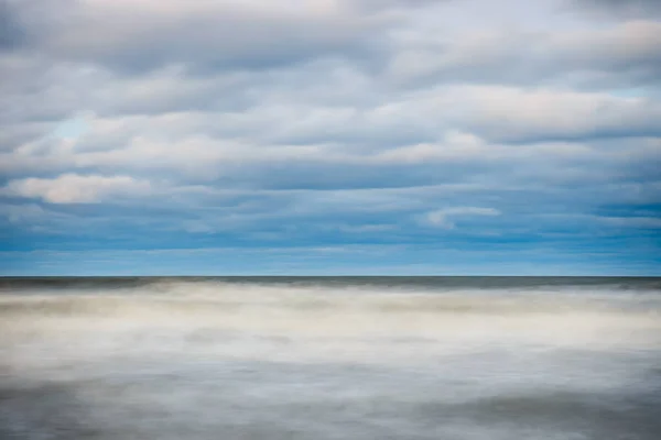 Coucher de soleil sur la plage, exposition longue durée — Photo