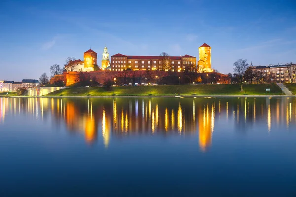 Вавельский замок вечером в Кракове с отражением в реке, Польша. Долговременная экспозиция — стоковое фото