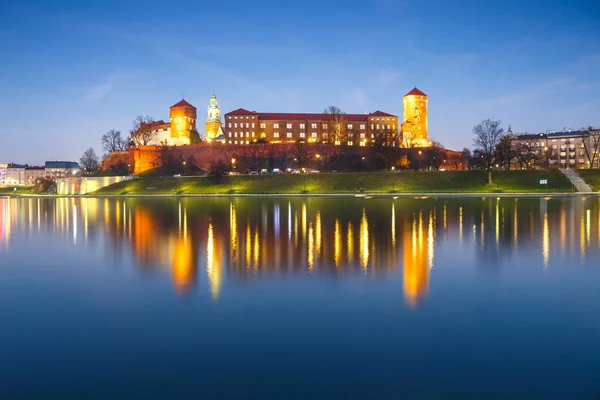 Wawel-kasteel in de avond in Krakau met reflectie in de rivier, Polen. Lange tijd blootstelling — Stockfoto