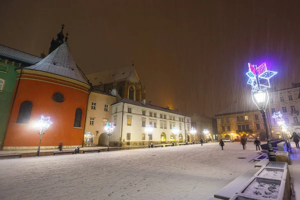 Nocny widok mały rynek w Krakowie. Stare miasto w Krakowie na liście dziedzictwa UNESCO — Zdjęcie stockowe